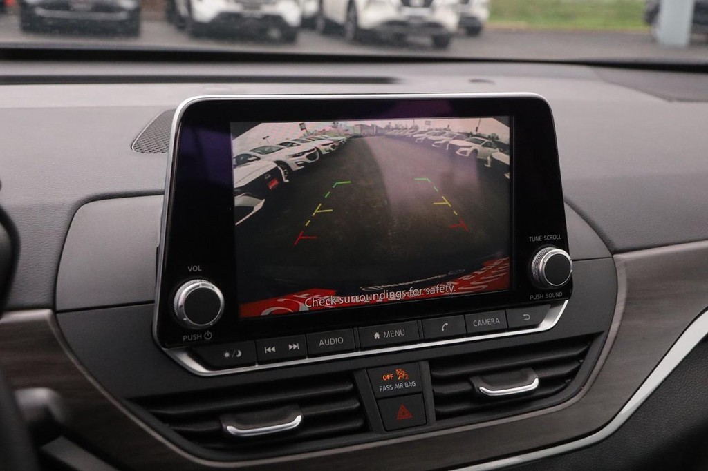 Nissan Altima Vehicle Full-screen Gallery Image 18