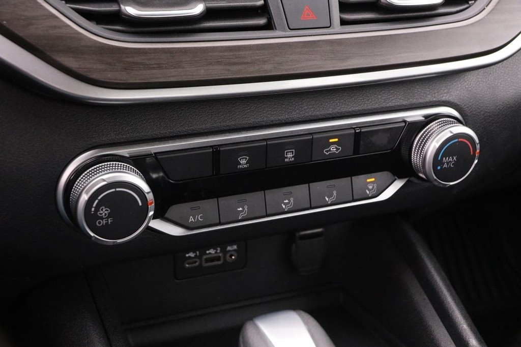 Nissan Altima Vehicle Full-screen Gallery Image 19