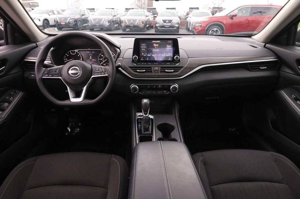 Nissan Altima Vehicle Full-screen Gallery Image 21