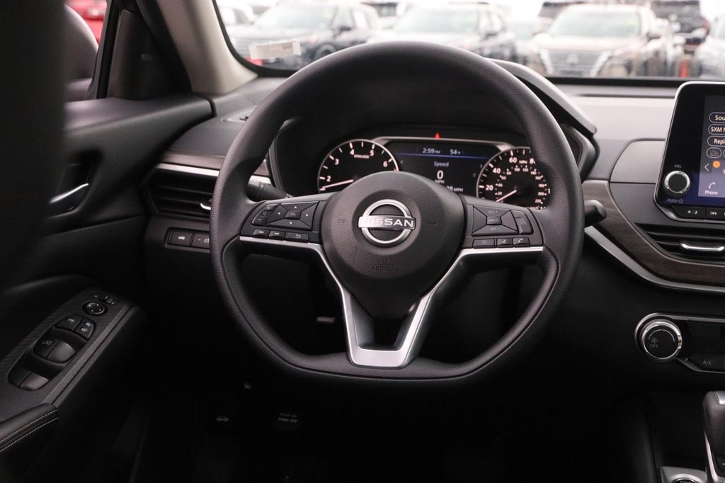 Nissan Altima Vehicle Full-screen Gallery Image 23