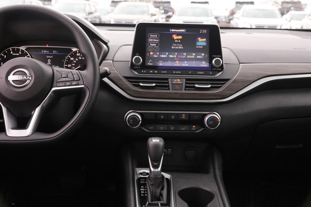 Nissan Altima Vehicle Full-screen Gallery Image 24