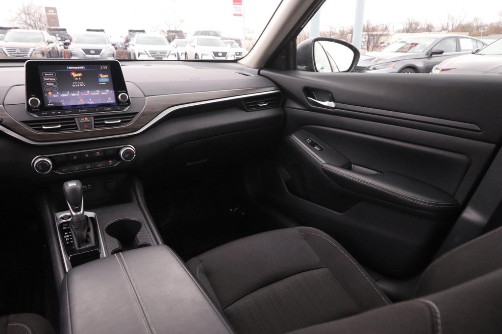 Nissan Altima Vehicle Full-screen Gallery Image 25