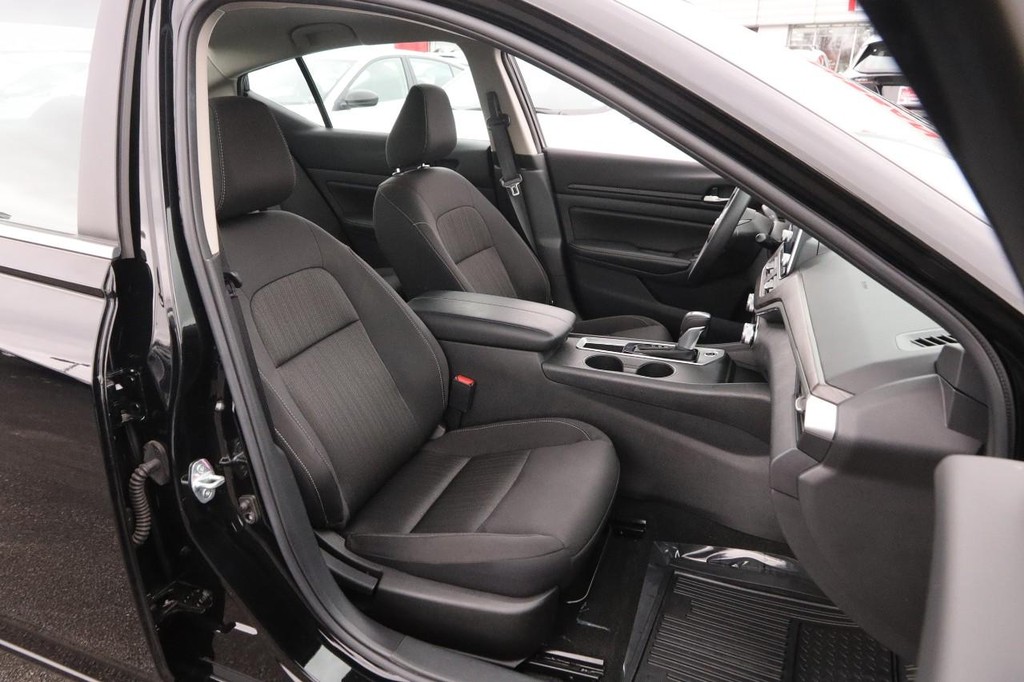 Nissan Altima Vehicle Full-screen Gallery Image 26