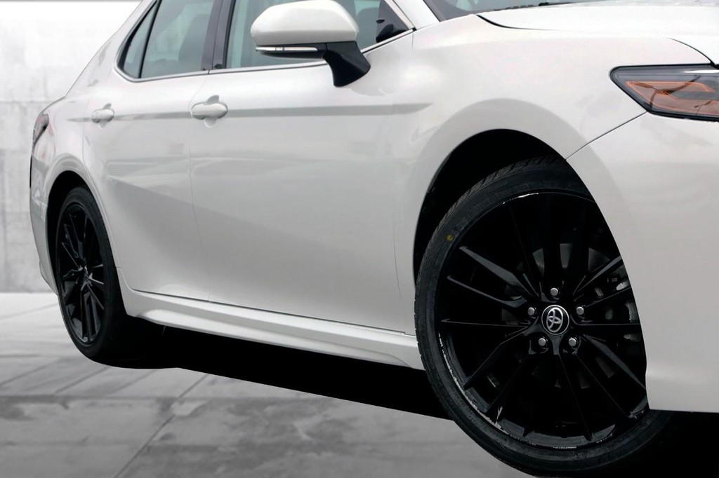 Toyota Camry Vehicle Full-screen Gallery Image 3