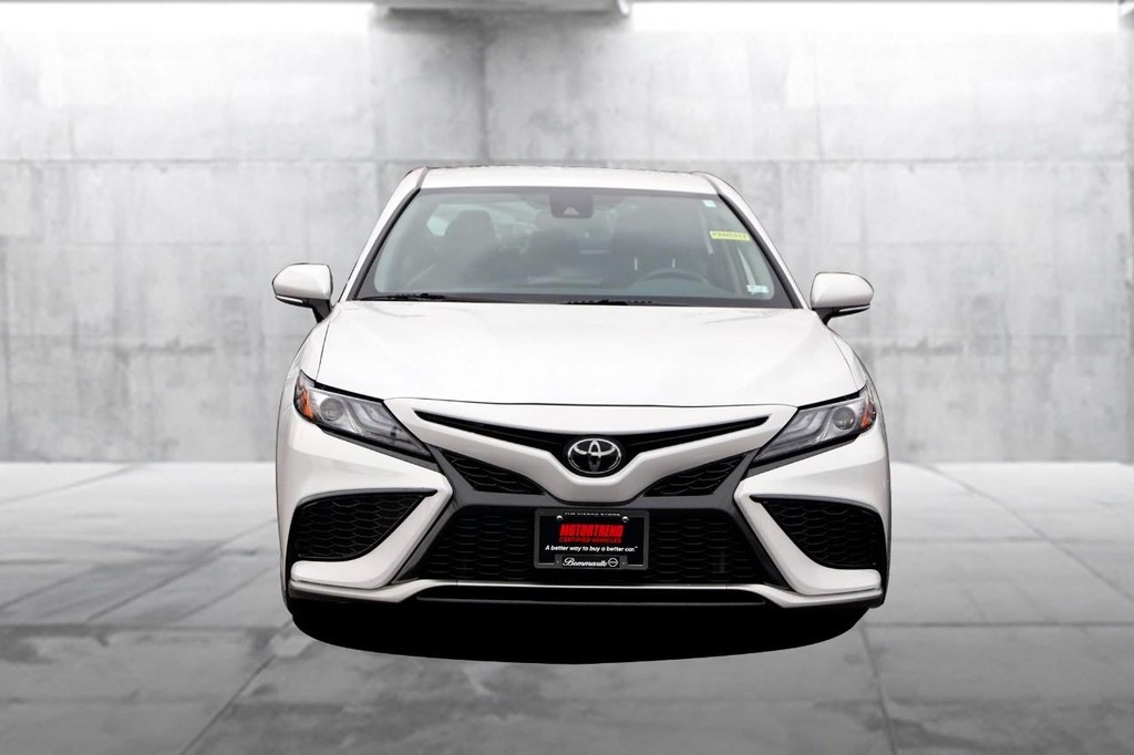 Toyota Camry Vehicle Full-screen Gallery Image 4