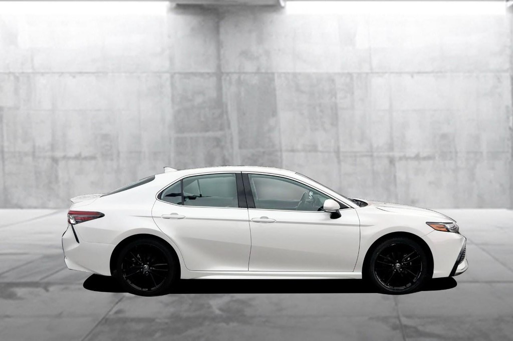 Toyota Camry Vehicle Full-screen Gallery Image 5