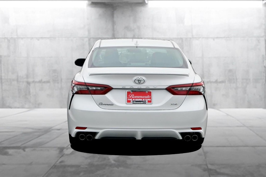 Toyota Camry Vehicle Full-screen Gallery Image 6
