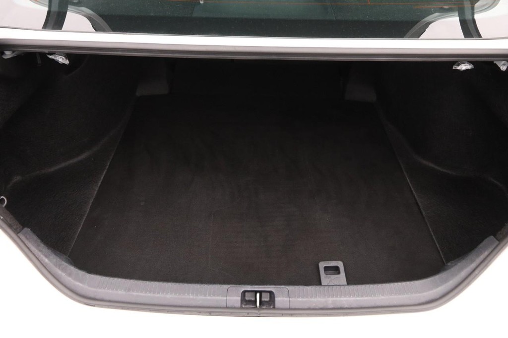 Toyota Camry Vehicle Full-screen Gallery Image 7