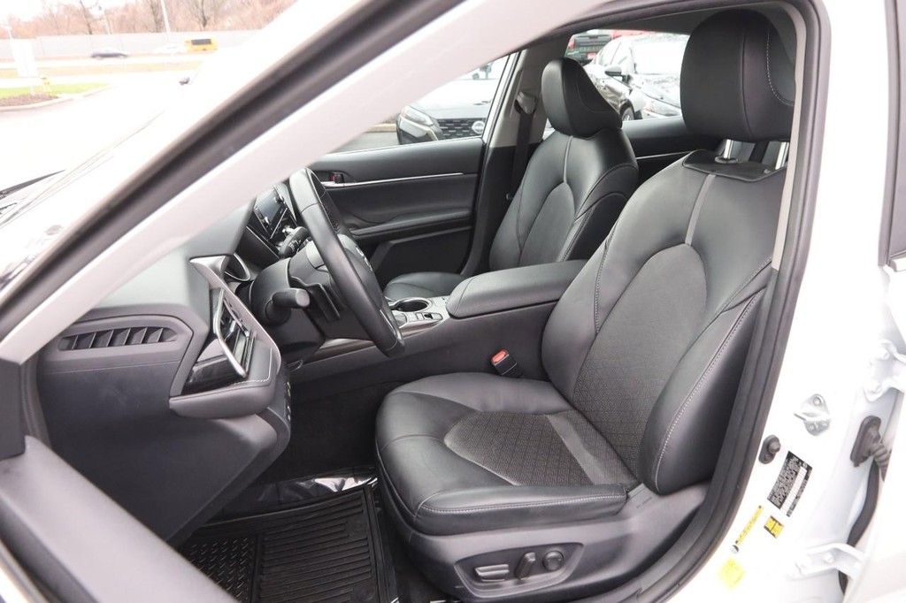 Toyota Camry Vehicle Full-screen Gallery Image 8