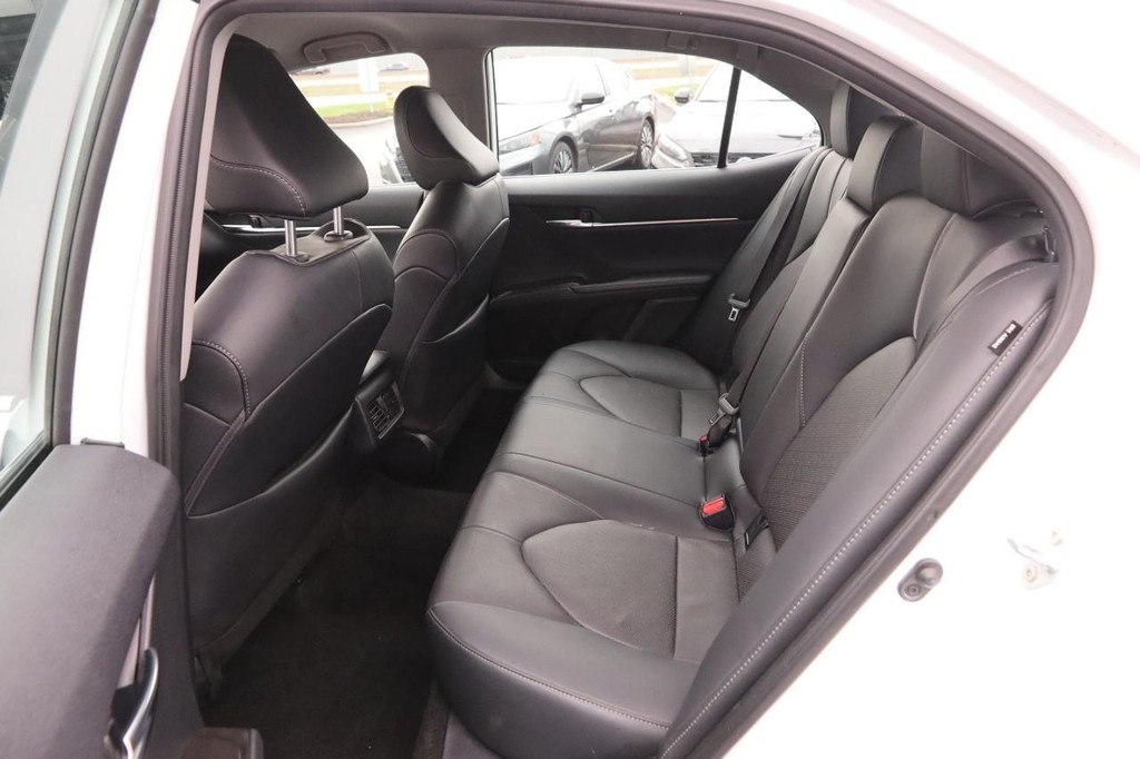 Toyota Camry Vehicle Full-screen Gallery Image 9