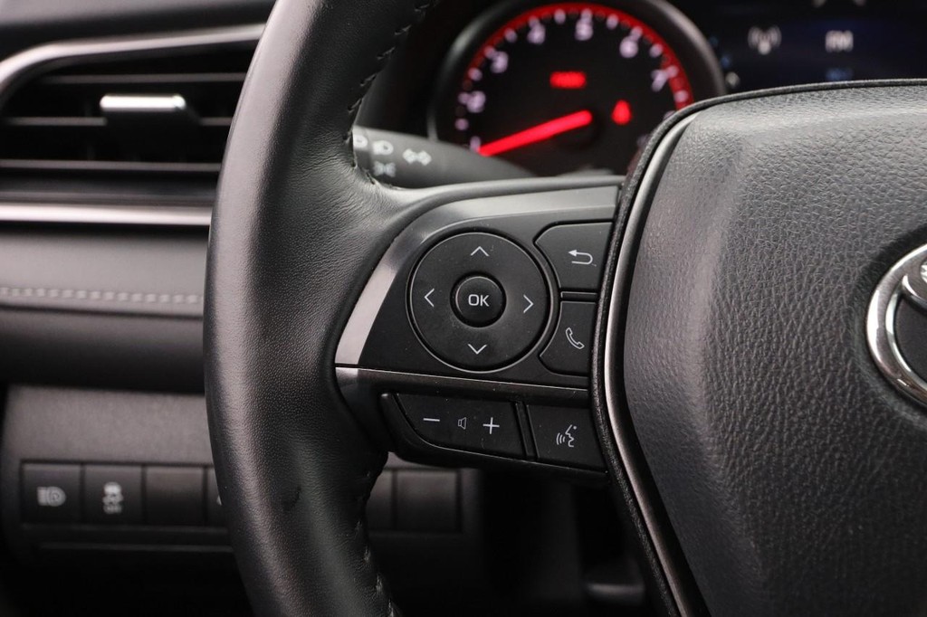 Toyota Camry Vehicle Full-screen Gallery Image 11