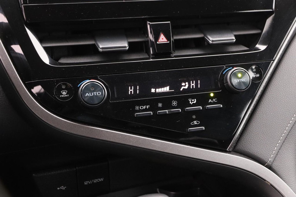 Toyota Camry Vehicle Full-screen Gallery Image 16