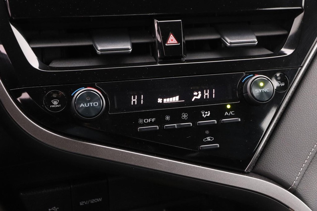 Toyota Camry Vehicle Full-screen Gallery Image 18