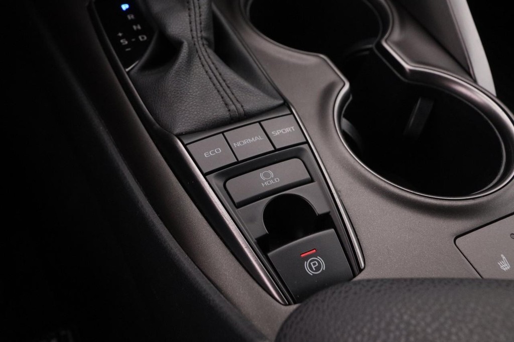 Toyota Camry Vehicle Full-screen Gallery Image 19