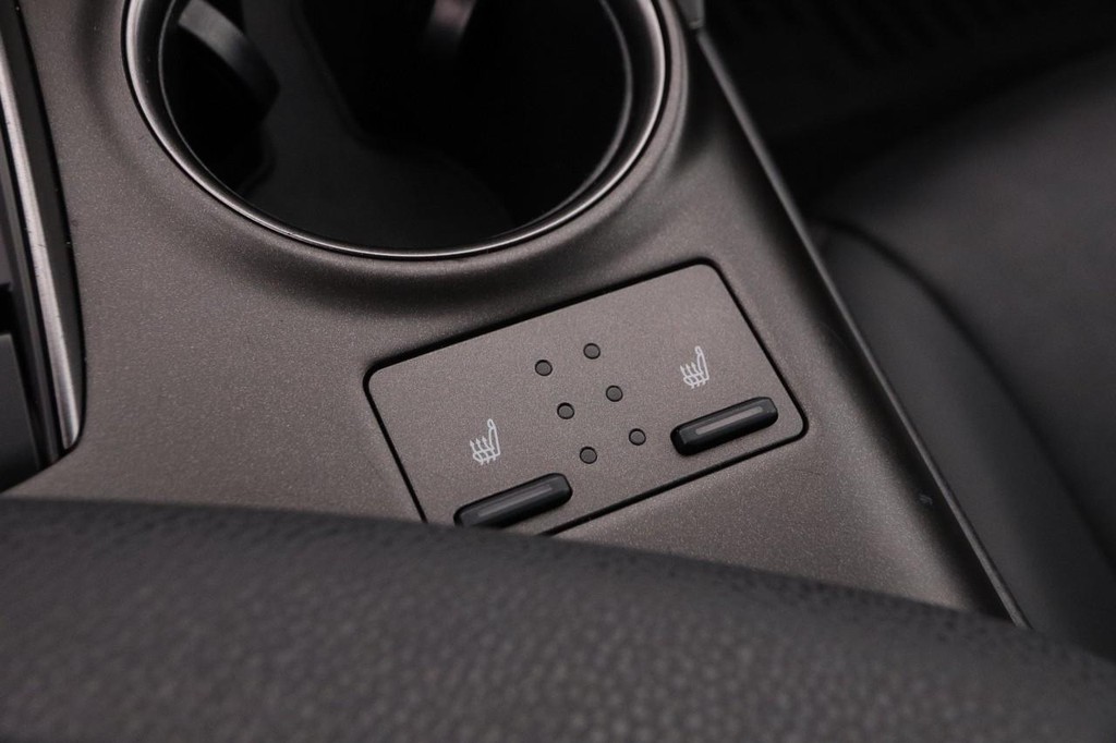 Toyota Camry Vehicle Full-screen Gallery Image 20