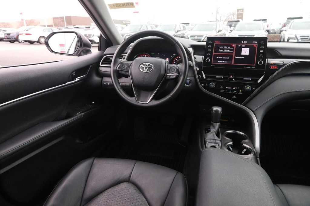 Toyota Camry Vehicle Full-screen Gallery Image 23