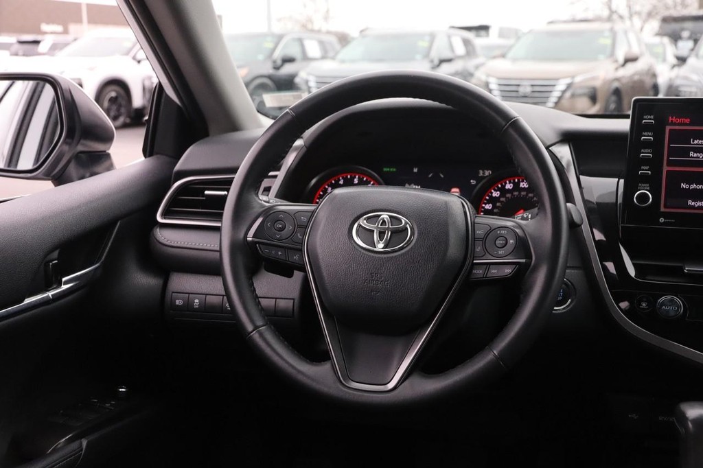 Toyota Camry Vehicle Full-screen Gallery Image 24