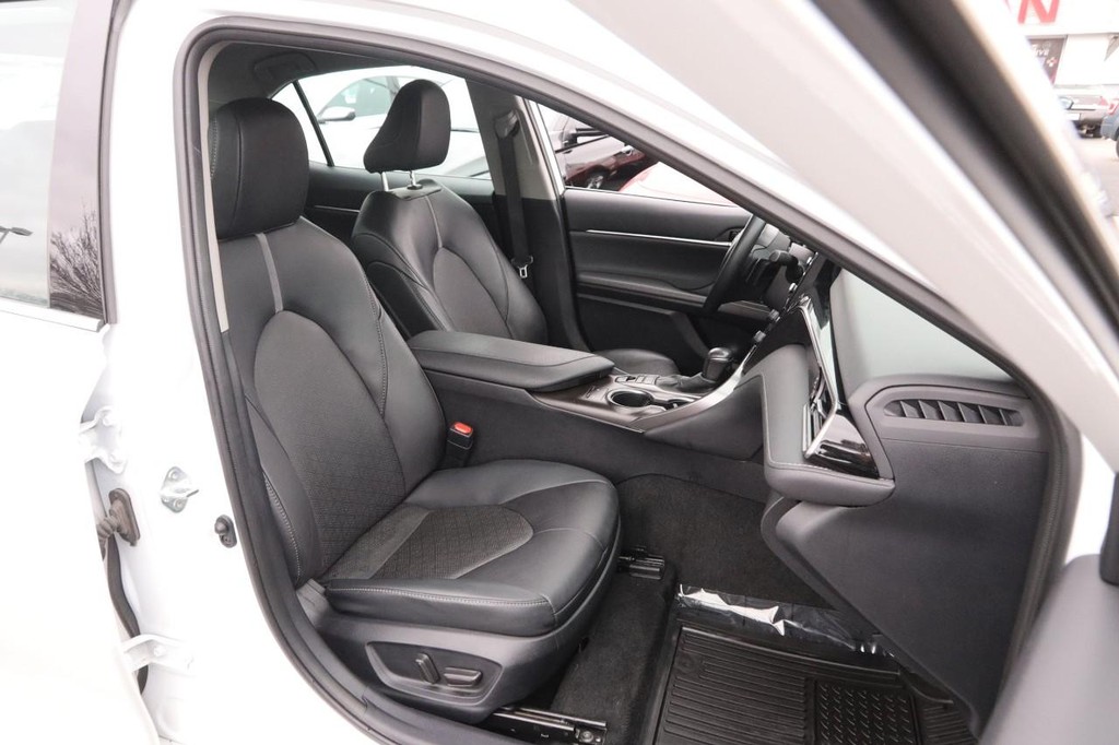 Toyota Camry Vehicle Full-screen Gallery Image 27