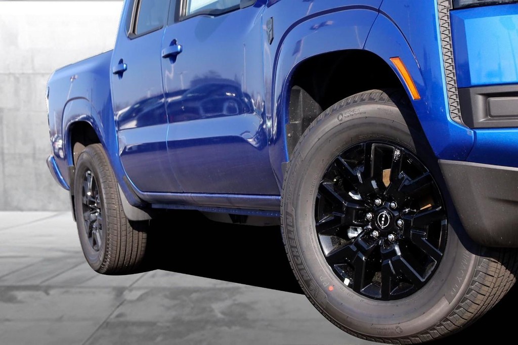 Nissan Frontier Vehicle Full-screen Gallery Image 3