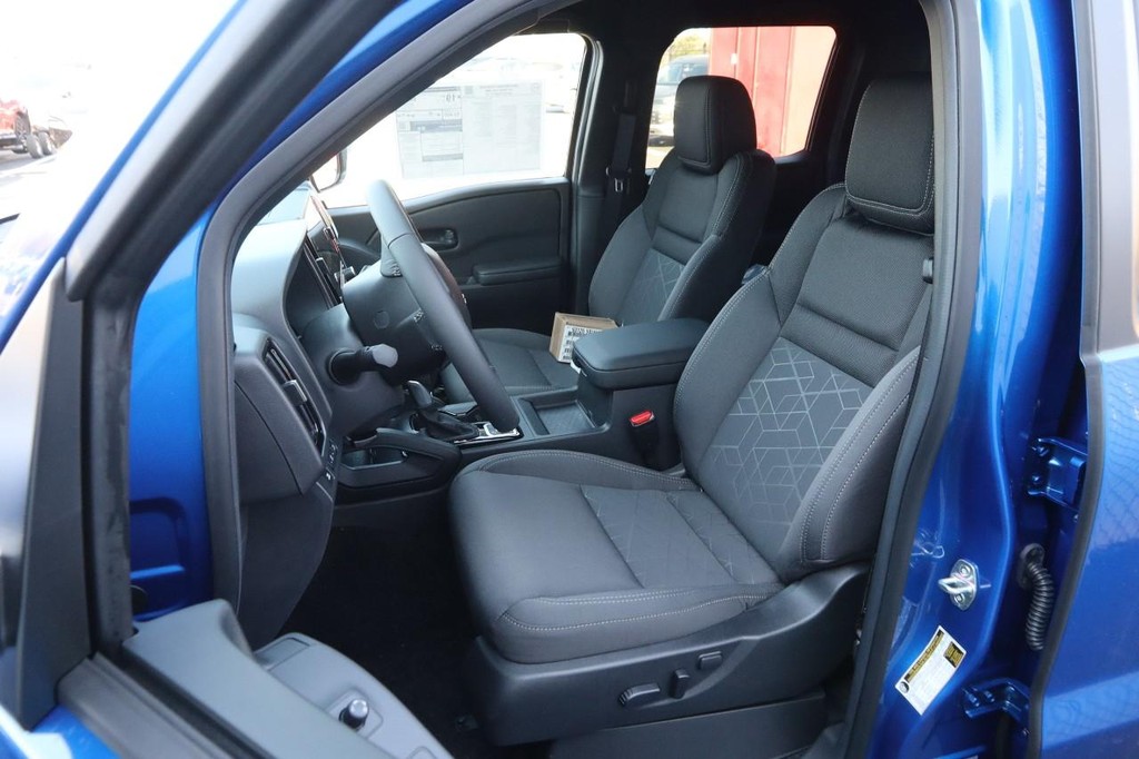 Nissan Frontier Vehicle Full-screen Gallery Image 8