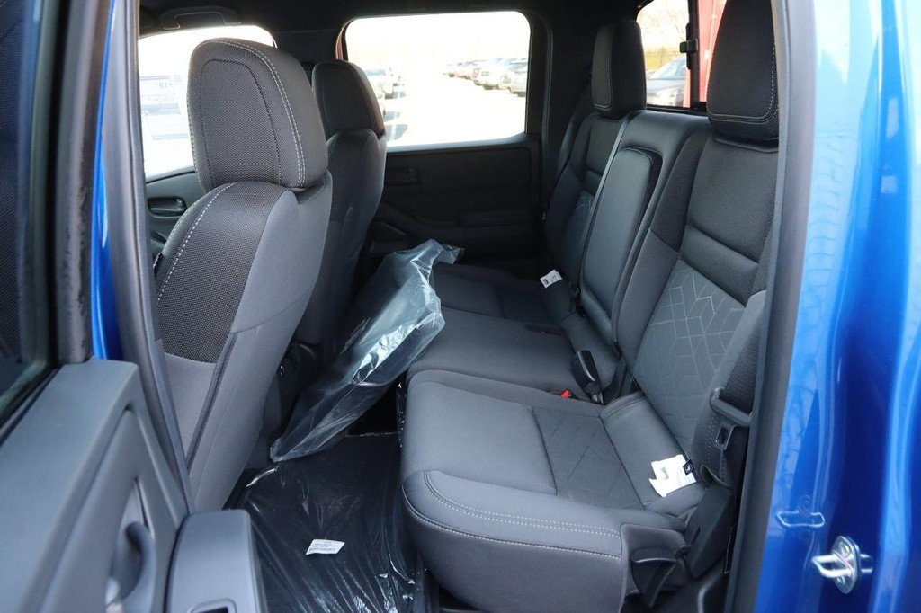 Nissan Frontier Vehicle Full-screen Gallery Image 9