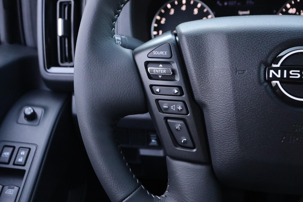 Nissan Frontier Vehicle Full-screen Gallery Image 11