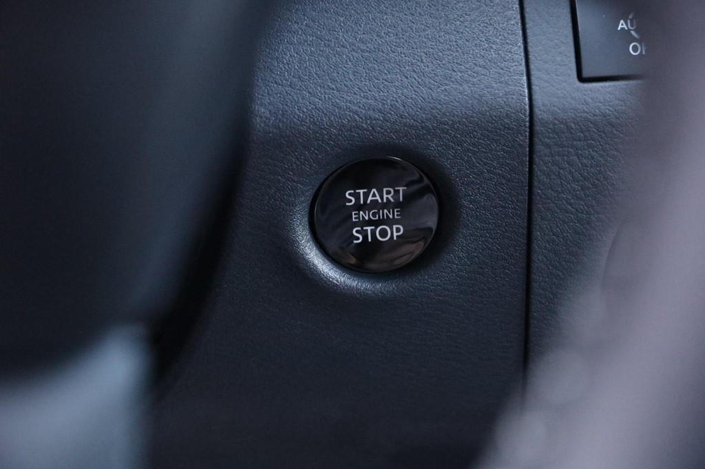 Nissan Frontier Vehicle Full-screen Gallery Image 14