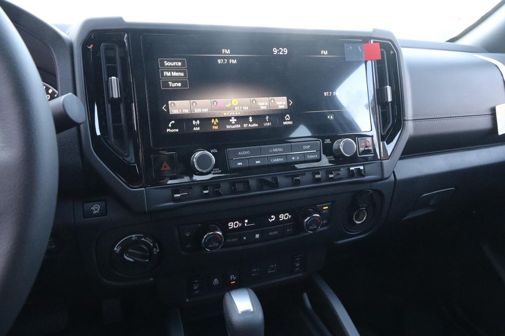 Nissan Frontier Vehicle Full-screen Gallery Image 15