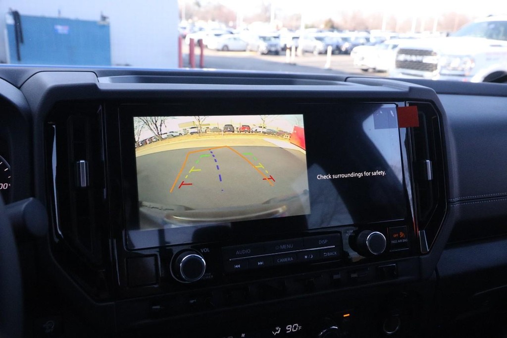 Nissan Frontier Vehicle Full-screen Gallery Image 16