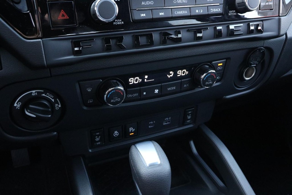 Nissan Frontier Vehicle Full-screen Gallery Image 17