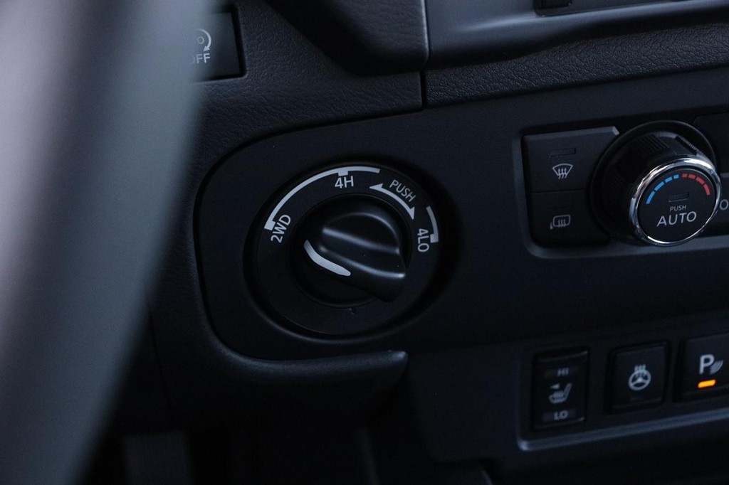 Nissan Frontier Vehicle Full-screen Gallery Image 18