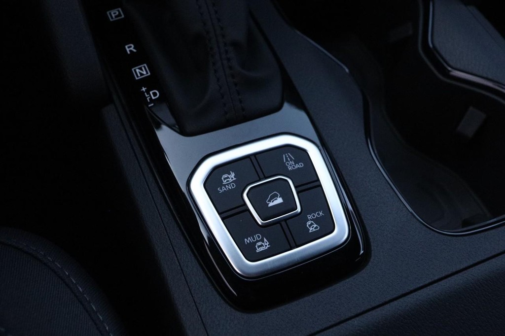 Nissan Frontier Vehicle Full-screen Gallery Image 19