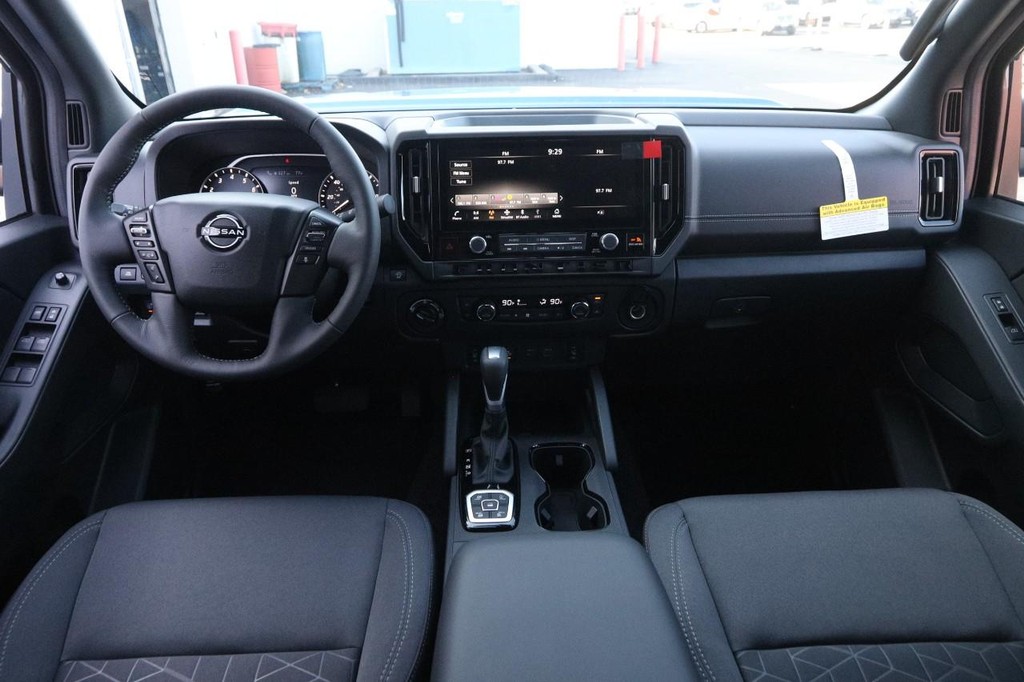 Nissan Frontier Vehicle Full-screen Gallery Image 21