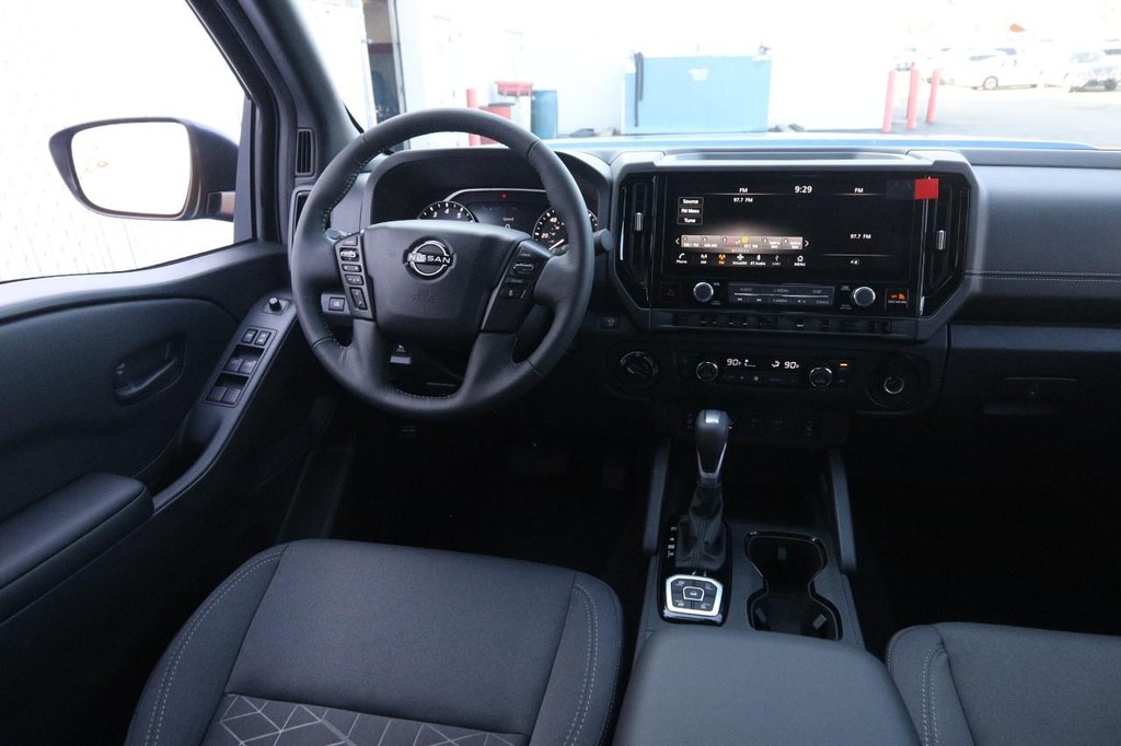 Nissan Frontier Vehicle Full-screen Gallery Image 22