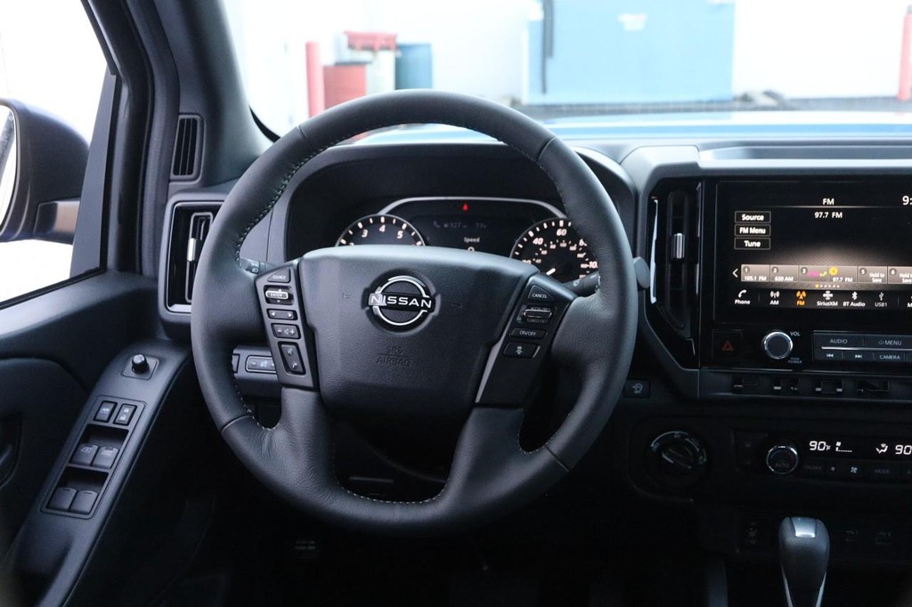 Nissan Frontier Vehicle Full-screen Gallery Image 23