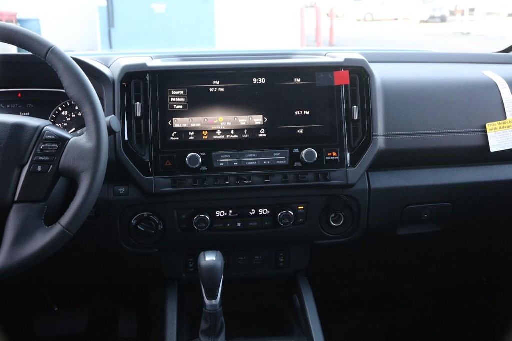 Nissan Frontier Vehicle Full-screen Gallery Image 24