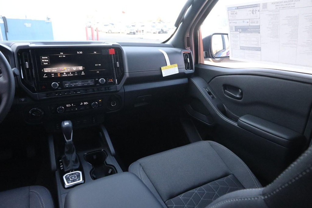 Nissan Frontier Vehicle Full-screen Gallery Image 25