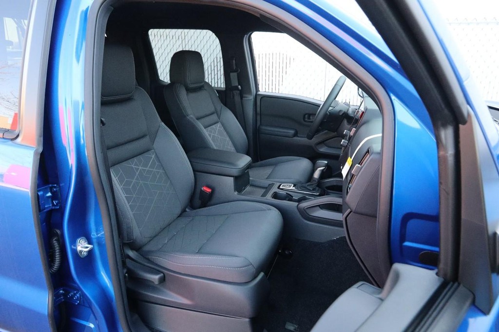Nissan Frontier Vehicle Full-screen Gallery Image 26