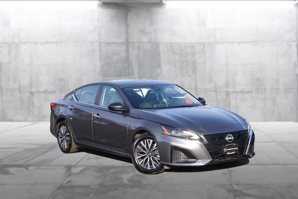 Nissan Altima Vehicle Full-screen Gallery Image 2