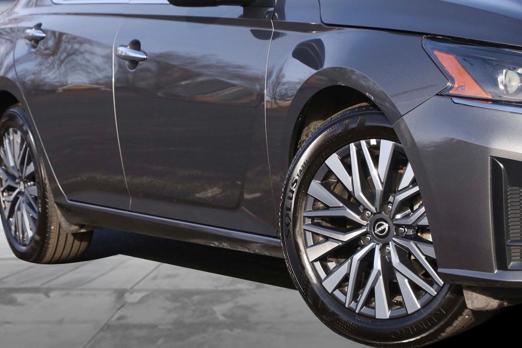 Nissan Altima Vehicle Full-screen Gallery Image 3