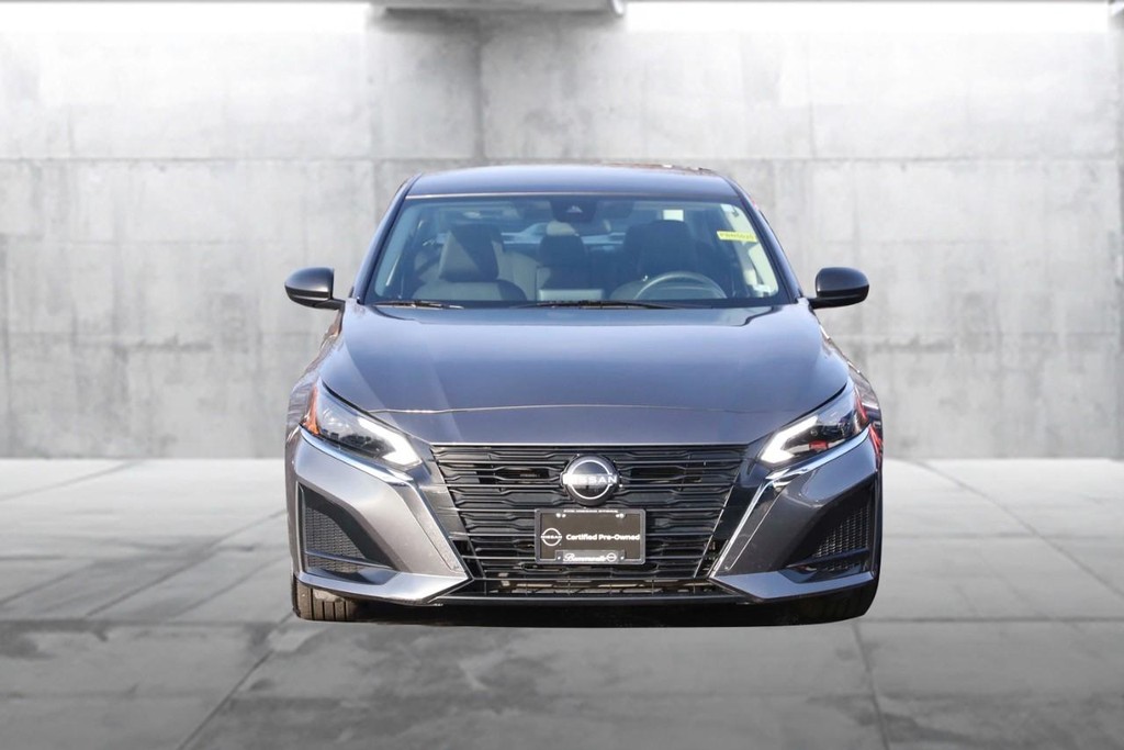 Nissan Altima Vehicle Full-screen Gallery Image 4