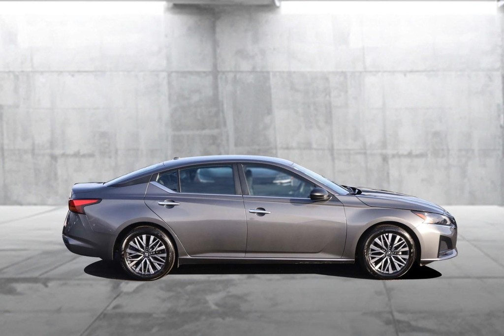 Nissan Altima Vehicle Full-screen Gallery Image 5