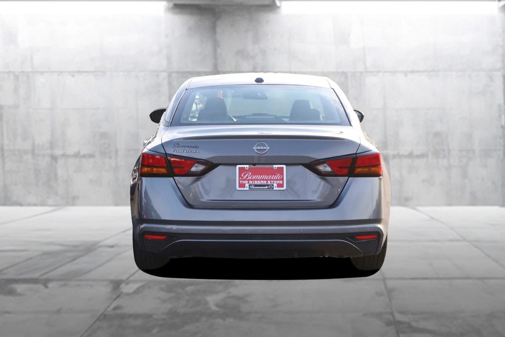 Nissan Altima Vehicle Full-screen Gallery Image 6