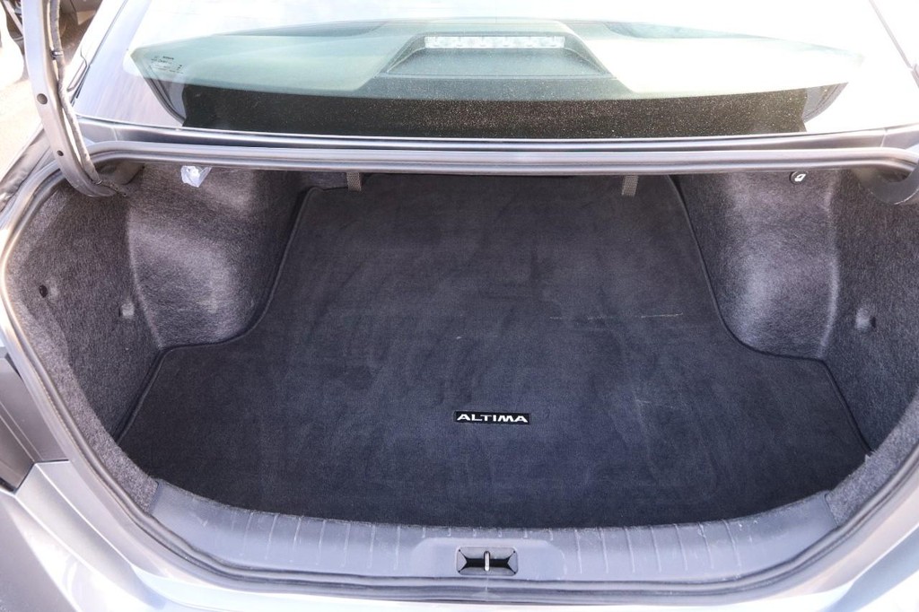 Nissan Altima Vehicle Full-screen Gallery Image 7