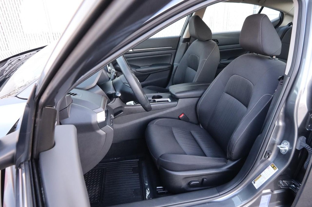 Nissan Altima Vehicle Full-screen Gallery Image 8