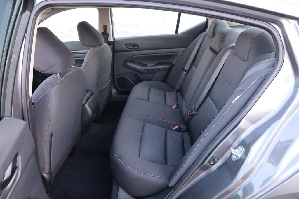 Nissan Altima Vehicle Full-screen Gallery Image 9