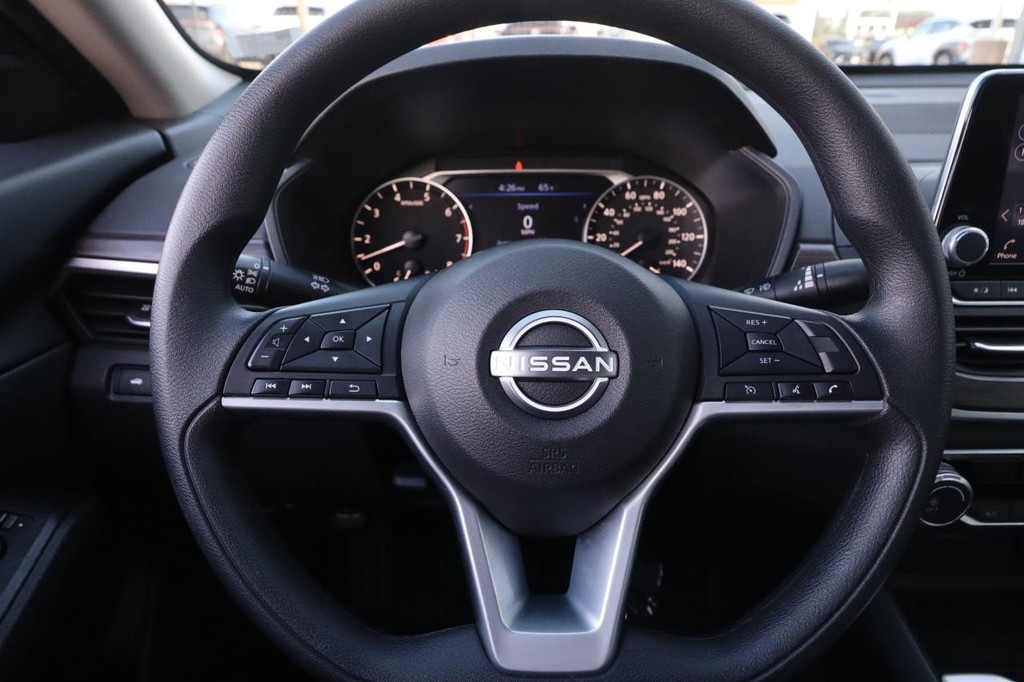 Nissan Altima Vehicle Full-screen Gallery Image 10