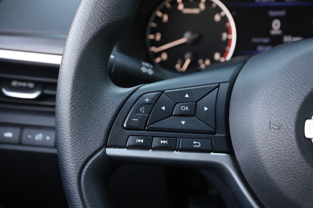 Nissan Altima Vehicle Full-screen Gallery Image 11