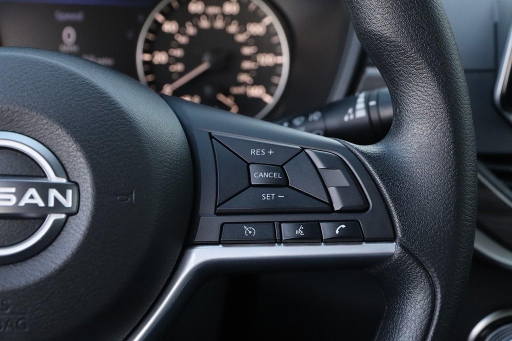 Nissan Altima Vehicle Full-screen Gallery Image 12