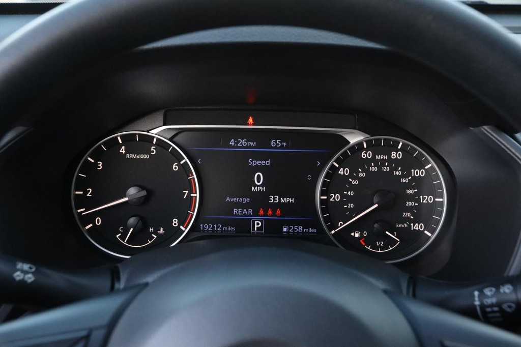 Nissan Altima Vehicle Full-screen Gallery Image 13